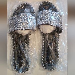 NIB Wild Diva Sparkly Silver/Black Metallic Open-Toe Flat Slippers 10